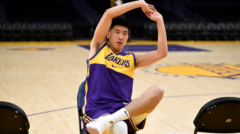 NBA洛杉矶湖人队球员在球馆内进行赛前热身训练的照片