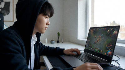 DOTA2国际邀请赛小组赛现场，选手专注操作游戏画面