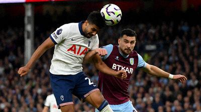英超联赛比赛中球员争顶头球的激烈对抗特写