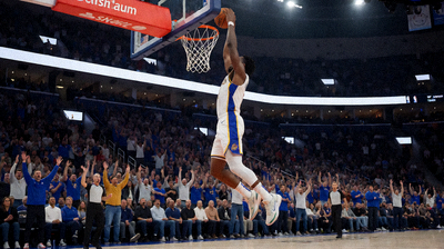 NBA篮球比赛中球员起跳扣篮的精彩瞬间，球馆内观众欢呼，充满竞技张力